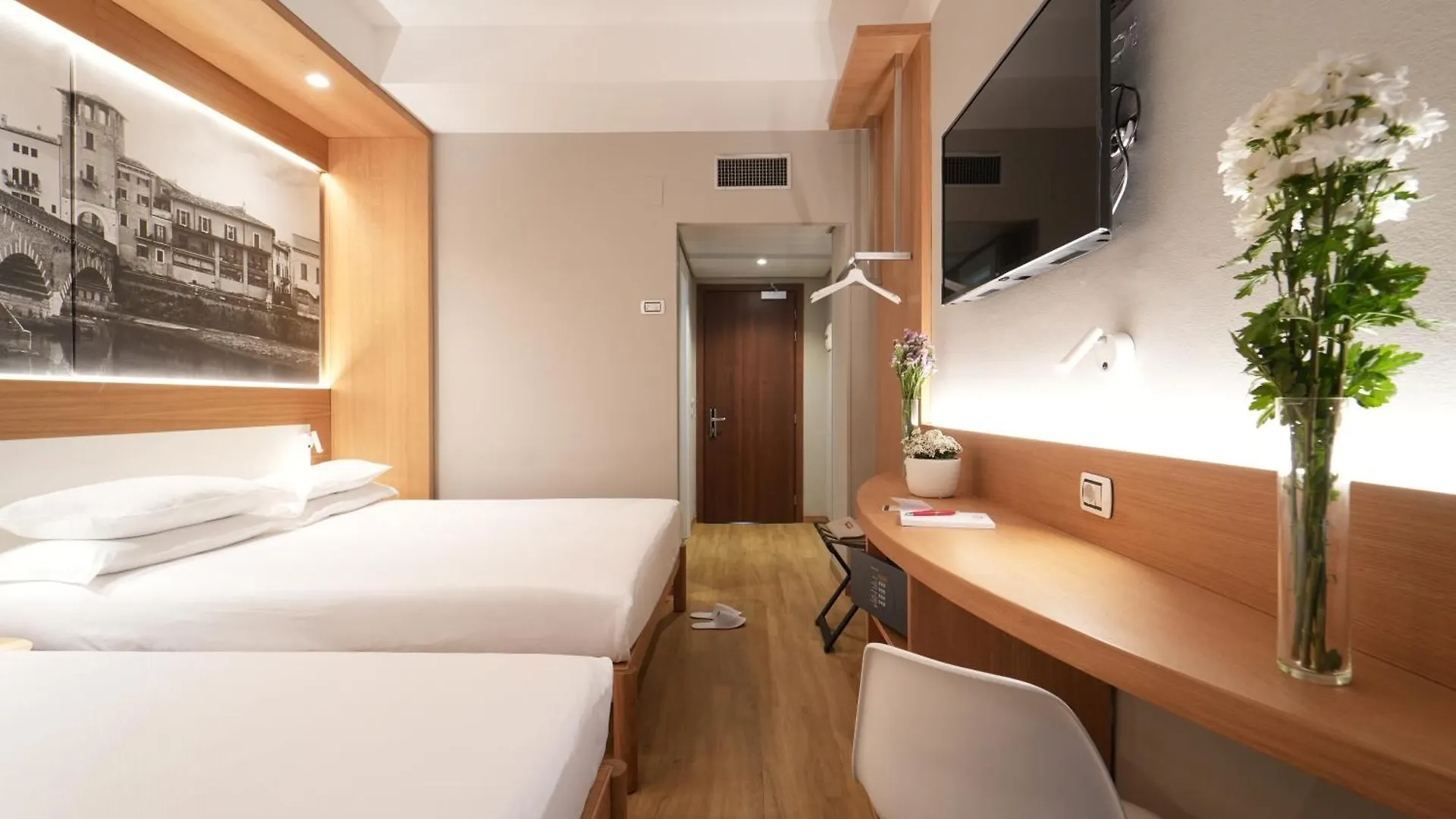 Cavallo Hotel Verona Est 4*,